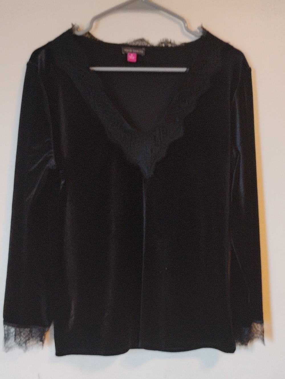 🖤 Vince Camuto Women’s Medium Velvet Trim Lace Detail Top 🖤